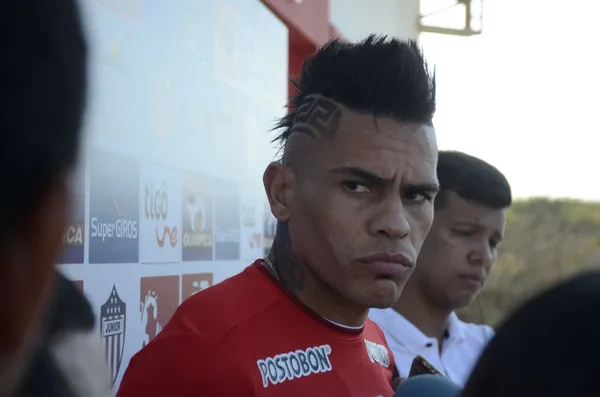 El delantero Jonathan Álvez se moviliza en un auto valorado en 35 mil dólares