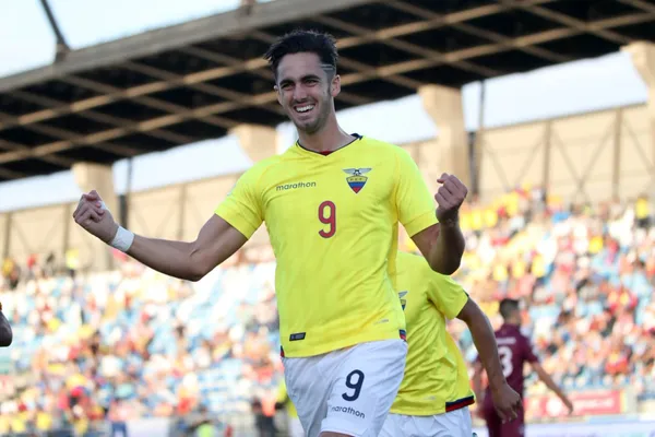 El delantero quiere llegar a un mundial con la TRI