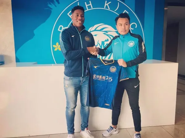 El delantero se encuentra solo en el país, al otro lado del mundo