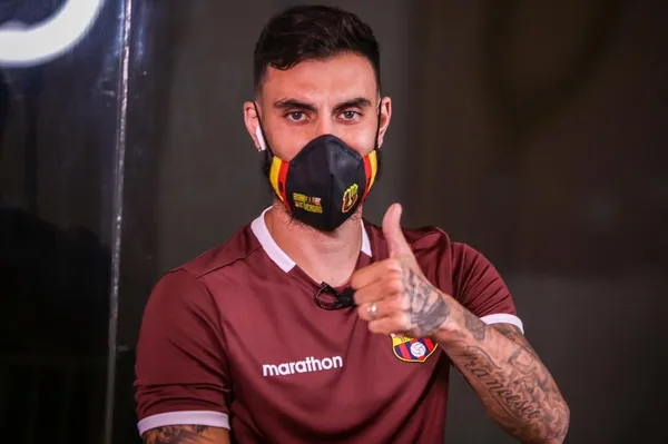 El delantero se estrenó con un gol en su debut con Barcelona SC