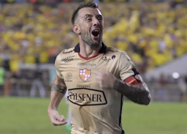 El diez del club Ídolo del Ecuador se distrajo en la cuarentena armando una alineación original con los juguetes de su primogénito