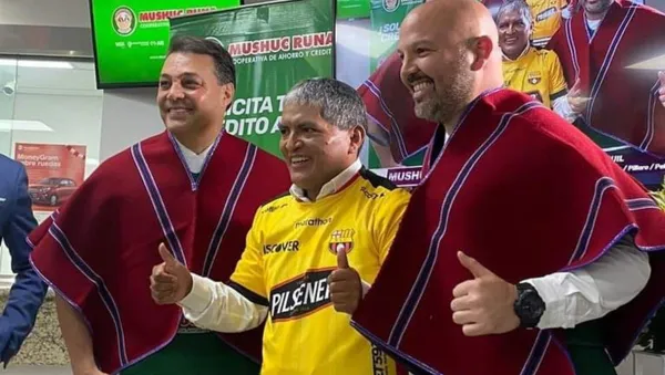 El dirigente de Mushuc Runa recibió la camiseta de Barcelona con un número que llamó la atención