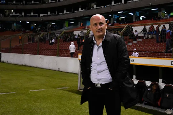 El DT de LDU explicó que eso le ayuda a mejorar