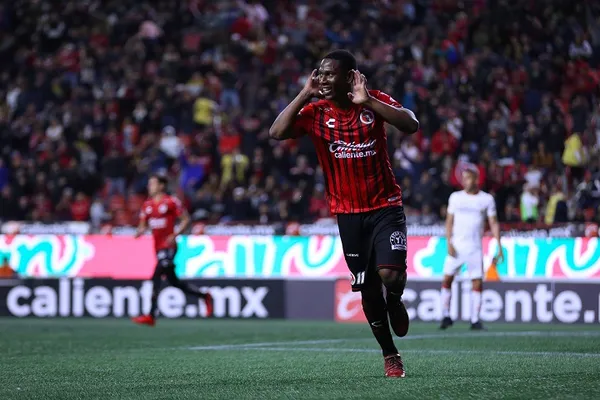 El ecuatoriano anotó un hat-trick