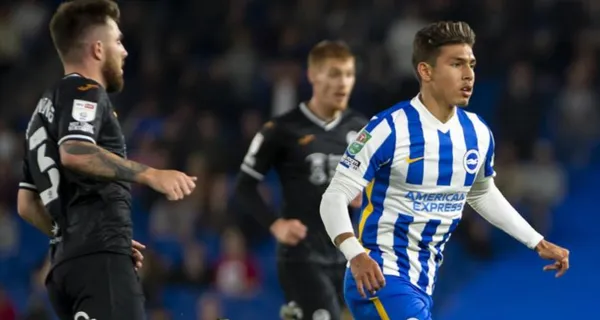 El ecuatoriano debutó con el Brighton pero los aficionados lo "abuchearon" y Grahan Potter le dio el total apoyo en la de rueda prensa