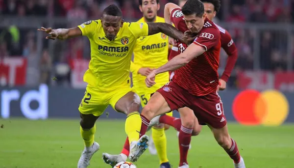 El ecuatoriano dejó a Robert Lewandoski en el suelo, mira la imagen que se viralizó en las redes sociales