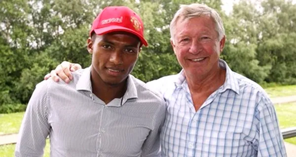 El ecuatoriano felicitó al ex entrenador del Manchester United mediante sus redes sociales