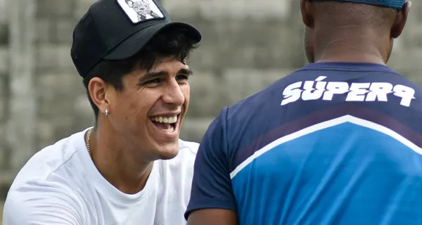 El ecuatoriano regresó de Alemania para pasar sus vacaciones y sorpendió a quién visitó