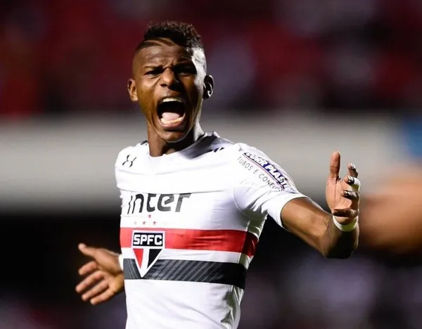 El ecuatoriano renovó con Sao Paulo pero no llega a lo que gana Dani Alves