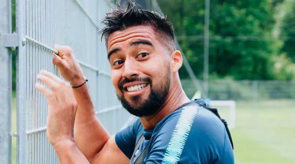 El ecuatoriano se tomó unos tragos y empezó a bailar