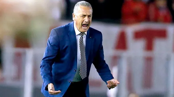 El entrenador argentino no ha dejado de trabajar desde que llegó a Ecuador