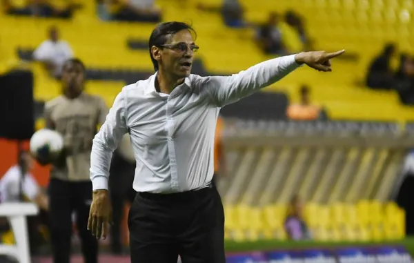El entrenador argentino va por su tercer título consecutivo en el fútbol ecuatoriano.