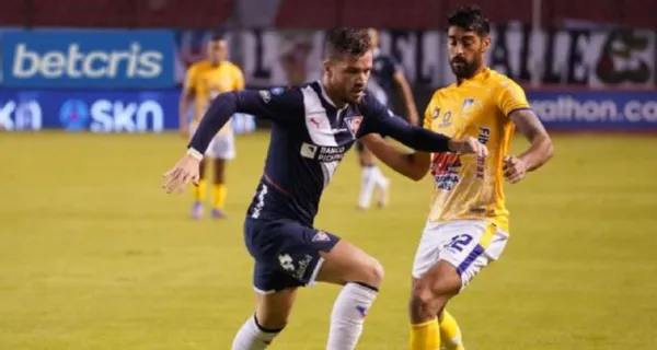 El entrenador de Delfín SC explotó por lo sucedido ante Liga de Quito pero no habló de un gol con la mano de los suyos