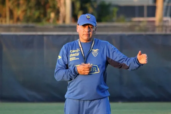 El entrenador ecuatoriano estuvo a punto de clasificar al Mundial de Sudáfrica 2010, y de ahí su carrera fue en descenso