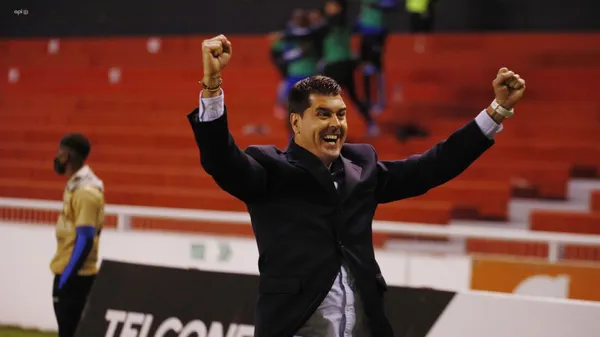 El entrenador español empieza a mostrar mejoría con Emelec