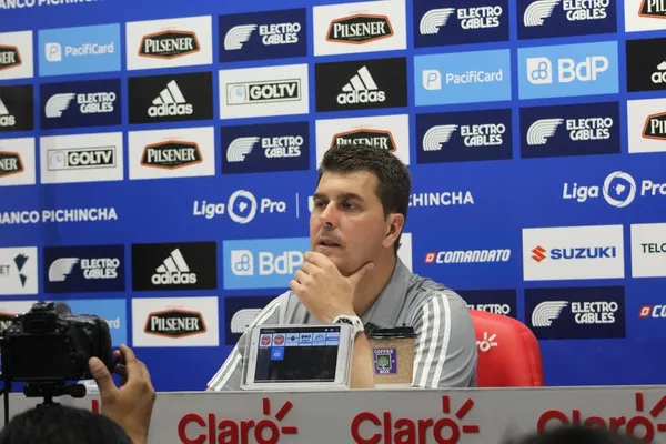 El entrenador Español no puede plasmar su idea de juego en Emelec