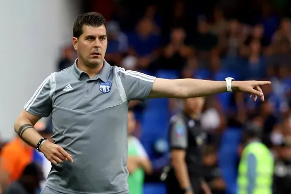 El entrenador español tiene a Emelec en lugares secundarios