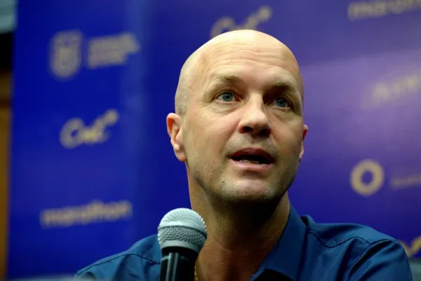 El entrenador holandés sorprendió porque se bajó del avión que lo traía al país esta mañana, para empezar a trabajar en la selección ecuatoriana