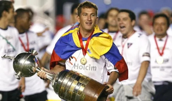 El entrenador de la selección ecuatoriana sub 17 no pierde el toque con el balón