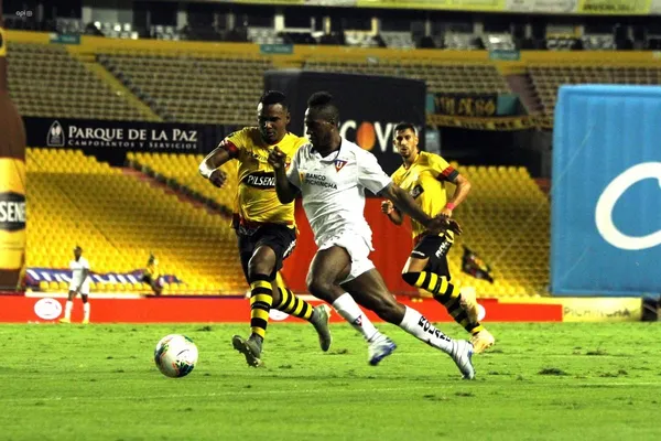 El entrenador uruguayo prepara el equipo para la segunda final