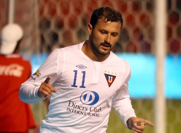 El Equi estuvo una temporada con los albos, donde fue figura y se ganó el cariño de la gente