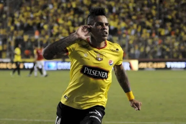 El equipo brasileño, siente que el "Loco" Álvez, es el ideal para completar su plantilla.