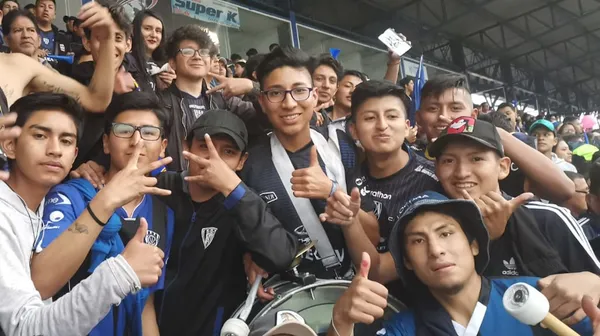 El equipo ecuatoriano se prepara para la final igual que un puñado de hinchas que les acompañará