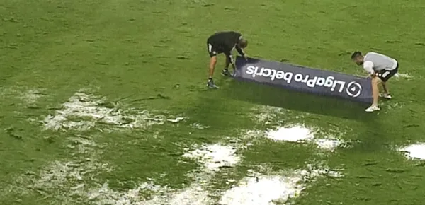 El estadio Capwell no tenía las herramientas necesarias para drenar la cancha y utilizaron los carteles de la Liga Pro