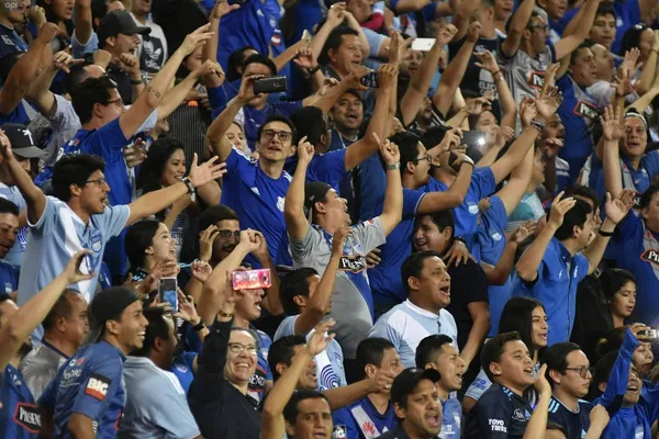 El estadio lució completamente de azul