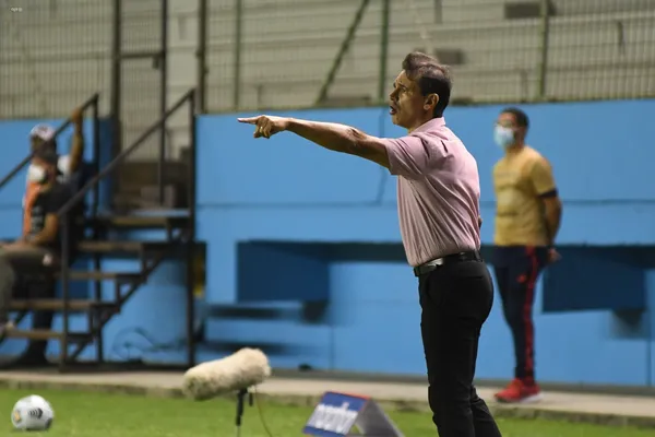 El estratega argentino deberá obligadamente cambiar jugadores para el partido contra Técnico Universitario