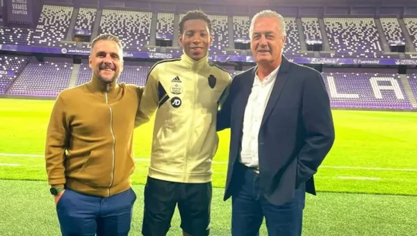 El estratega argentino estuvo presente en el partido del Valladolid frente al Almería