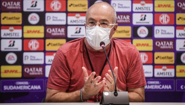 El estratega argentino habló en la rueda de prensa, pero lo que dijo no gustó nada a los hinchas
