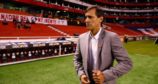 El estratega argentino reconoció que no hizo una buena segunda etapa y se disculpó con la hinchada