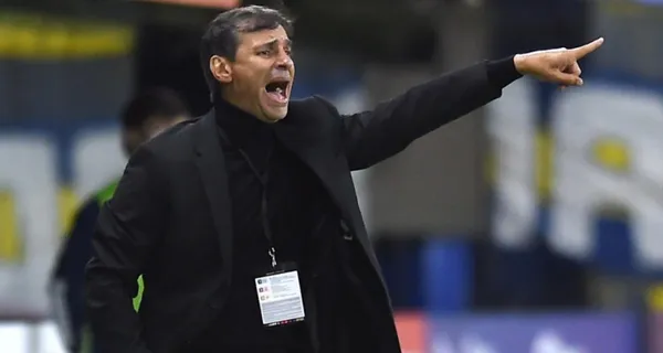 El estratega argentino se molestó con el árbitro en la primera mitad