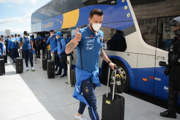 El estratega argentino, sorprendió en su primer entrenamiento al poner a un "inesperado" a marcar la banda derecha.