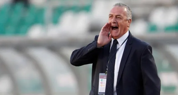 El estratega argentino usó en el partido contra Venezuela la línea de 5 en la primera mitad y el resultado fue desastrozo