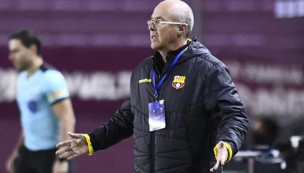 El estratega de Barcelona SC demostró su molestia en el partido contra Lanús