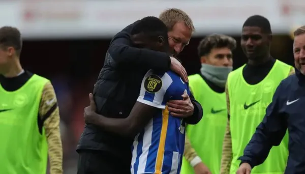 El estratega del Brighton reveló que se demoró demasiado en poner a Moisés Caicedo en la plantilla titular