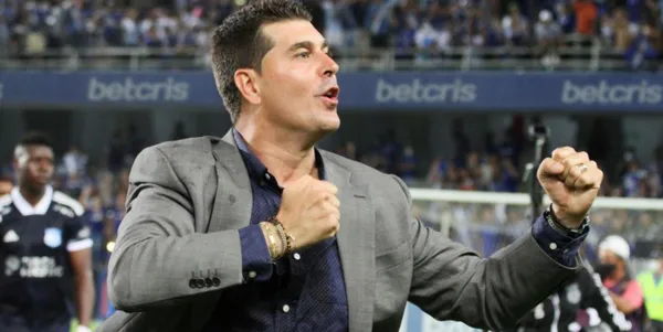 El estratega español le complicó las cosas a Emelec, ya no quiere irse