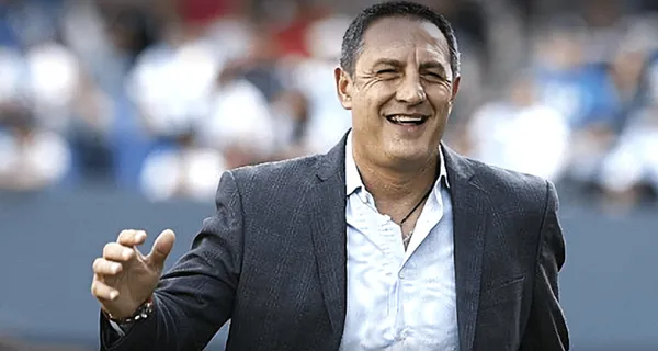 El estratega de Liga de Quito no tienen identidad de juego y culpó al terreno de juego