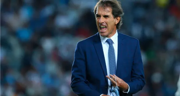 El estratega uruguayo Guillermo Almada recibió un obsequio por parte de Pachuca