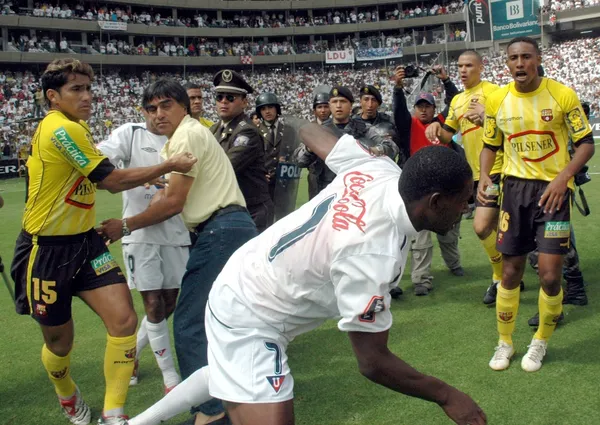 El ex Barcelona narra el después de la batalla campal con Liga y su enfrentamiento con Carlos Espínola