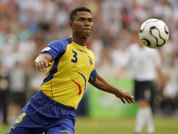El ex capitán de la selección ecuatoriana no pierde su calidad con el balón en los pies