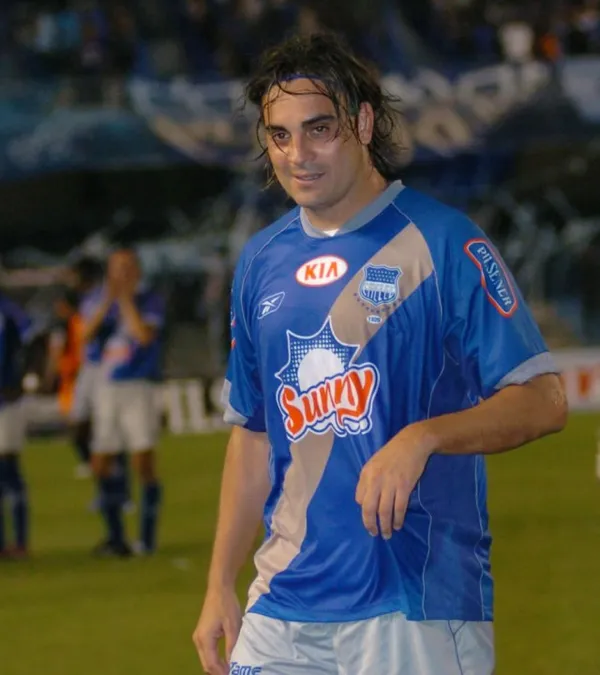 El ex delantero y uno de los referentes del Club Sport Emelec apareció en las Islas Galápagos junto a la fanaticada Millonaria