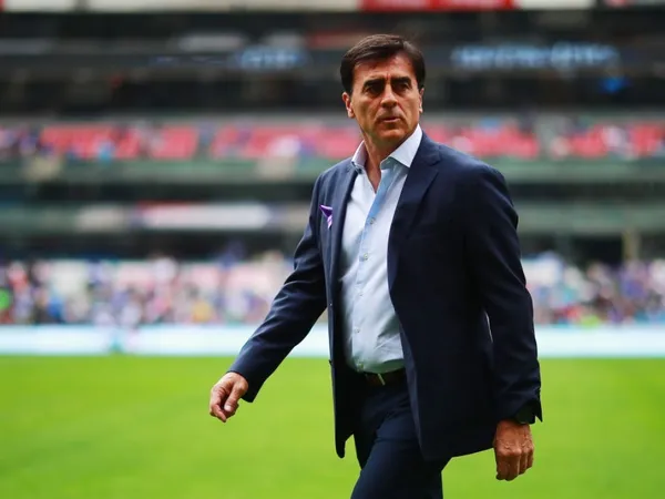 El ex entrenador de Emelec fue separado de forma sorpresiva por Xolos de Miller Bolaños y Brayan Angulo. Conoce porque salió