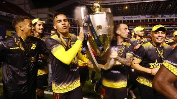 El ex jugador de Barcelona SC no se guardó nada y aseguró que el "Ídolo" controló el arbitraje en el partido contra Independiente del Valle