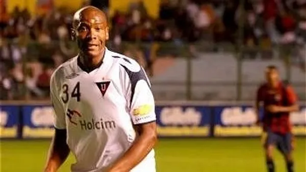 El ex LDU mide 1,98 y llegó como refuerzo de Jorge Fossati