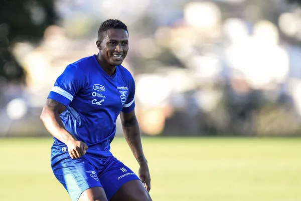 El ex Manchester United, está sin equipo y podría continuar su carrera en Brasil.