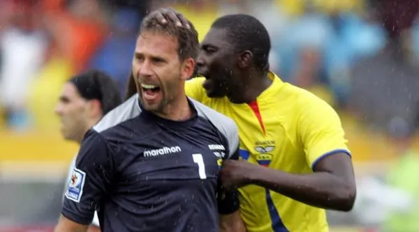 El ex portero de Emelec y Deportivo Quito hace esto mientras pasa en su domicilio