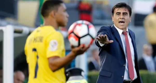 El ex técnico de la selección y de Emelec no se fue en los mejores términos de Ecuador pero en Chile no le va nada mal